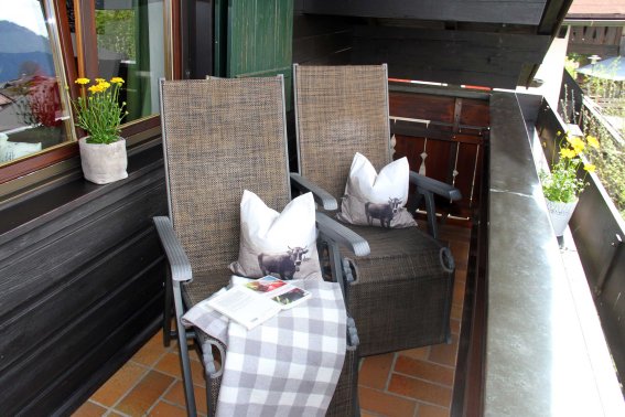 Liegestühle auf dem Balkon