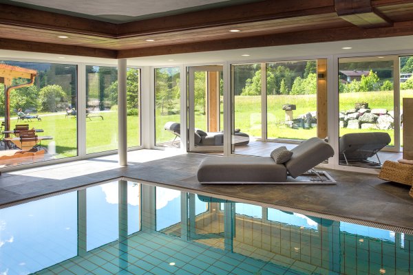 30 pool sommer ausblick hotel unterkunft basenfastenhotel heilfastenhotel naturhotel naturhof stillachtal oberstdorf allgaeu