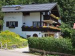 Haus unterm First im Sommer