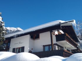 Haus unterm First im Winter