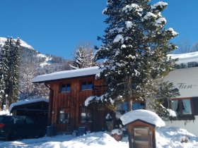 Haus unterm First im Winter