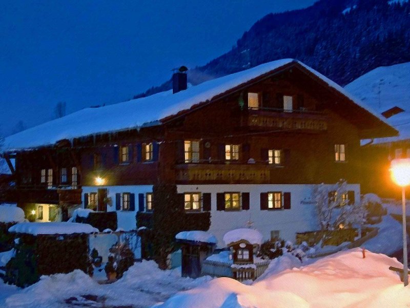 Winterliche Nacht in einem bayerischen Dorf