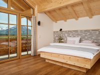 Herzlich Willkommen im großen Zirbenschlafzimmer mit Südbalkon