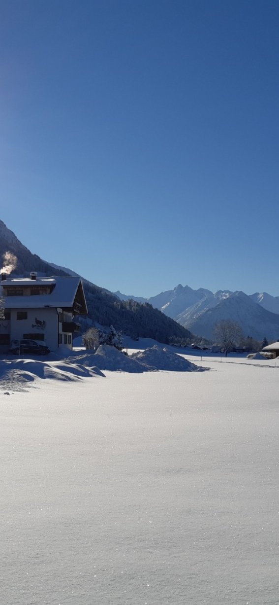 Unserer Hof befindet sich in einer freien, unverbauten Lage mit einer herrlichen Sicht auf die Oberstdorfer Berge und die Hörnergruppe.