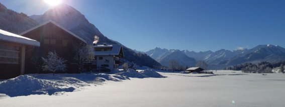 Hemerhof Unserer Hof befindet sich in einer freien, unverbauten Lage mit einer herrlichen Sicht auf die Oberstdorfer Berge und die Hörnergruppe.