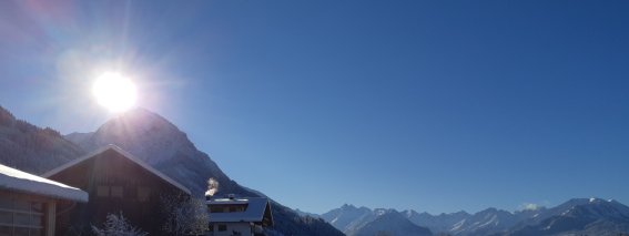 Unserer Hof befindet sich in einer freien, unverbauten Lage mit einer herrlichen Sicht auf die Oberstdorfer Berge und die Hörnergruppe.
