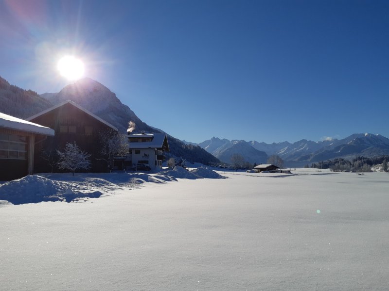 Unserer Hof befindet sich in einer freien, unverbauten Lage mit einer herrlichen Sicht auf die Oberstdorfer Berge und die Hörnergruppe.
