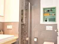 Bad mit Dusche und WC