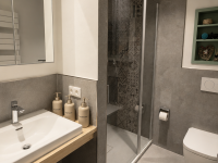 Modernes Bad mit Hygieneartikeln und Handtuchtrockner