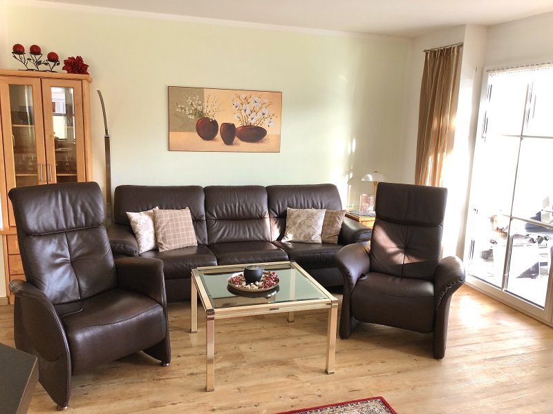 Wohnzimmer mit 2 Relaxsessel, Zugang Südbalkon