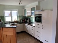 Voll ausgestattete, moderne Küche im Wohnzimmer