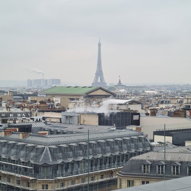 Blick zum Eiffelturm vom Kaufhaus Lafayette