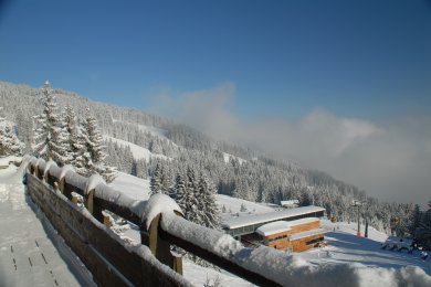 Verschneite Terrasse Unsere Terrasse mit Bergpanorama auf die Hörnerdörfer im Winter. Frischer Neuschnee bedeckt das Holz.