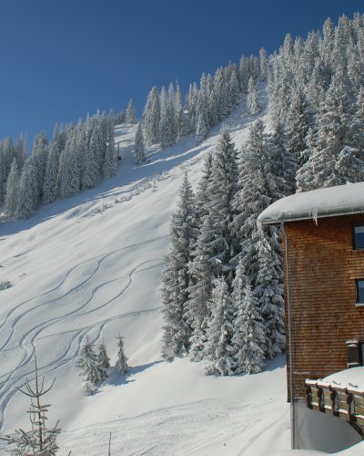 Unser Berggasthaus lädt zum Verweilen ein. Der schöne Oberallgäuer Winter ist für Schneeaktivitäten geeignet.