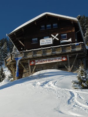 Außenansicht mit Ski Spuren