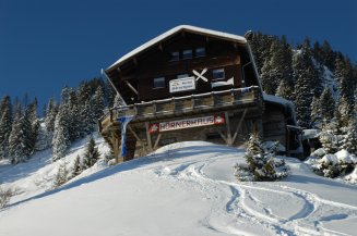 Außenansicht mit Ski Spuren Unser Hörnerhaus ist die perfekte Basis für alle Skifahrer.
