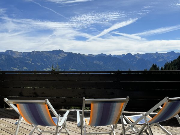 Urlaub auf einer Berghütte im Allgäu mit Panoramasicht Genieße das Alpenpanorama bei einem leckeren Getränk in unseren Liegestühlen.