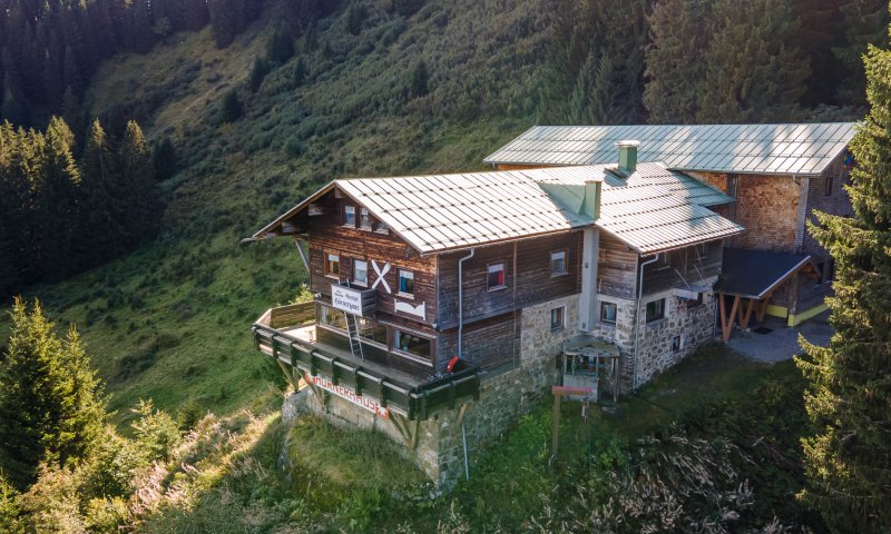 Die große Sonnenterrasse mit einem super Ausblick lädt zum Verweilen ein.