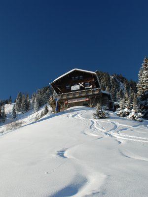 Die Alpe liegt im Winter direkt an der Skipiste.