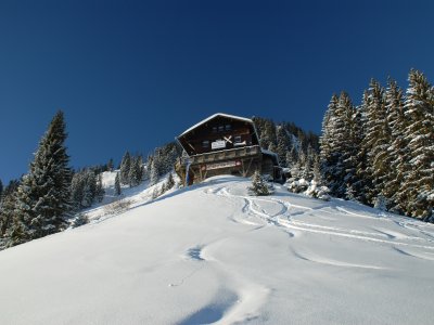 Die Alpe liegt im Winter direkt an der Skipiste.