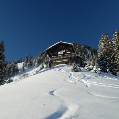 Die Alpe liegt im Winter direkt an der Skipiste.