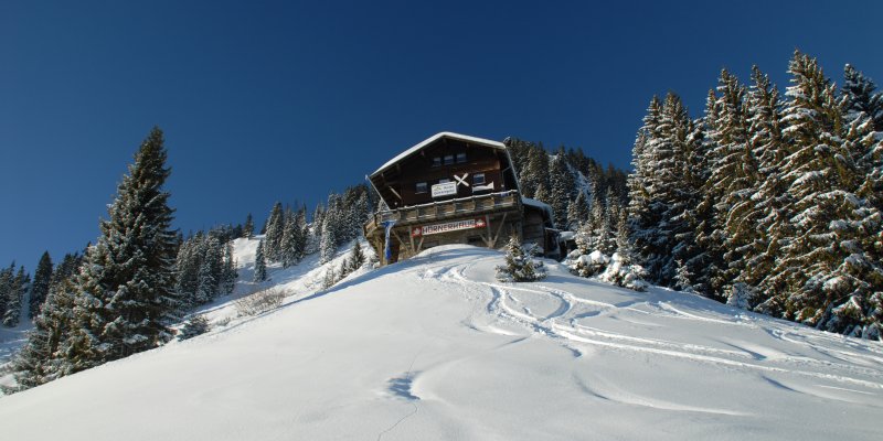 Die Alpe liegt im Winter direkt an der Skipiste.