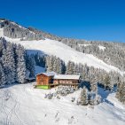 Das Hörnerhaus mitten im Skigebiet Der Berggasthof liegt direkt an der Skipiste mit toller Aussicht.