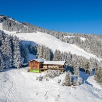 Das HÃ¶rnerhaus mitten im Skigebiet