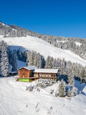 Das Hörnerhaus mitten im Skigebiet