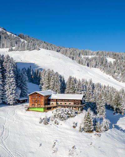 Das Hörnerhaus mitten im Skigebiet