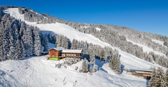 Das Hörnerhaus mitten im Skigebiet