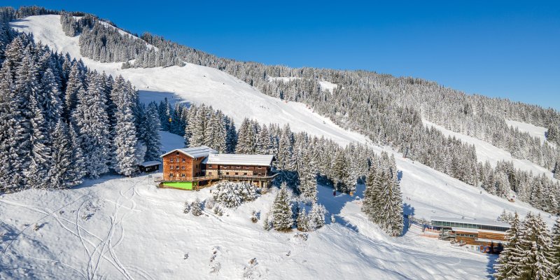 Das Hörnerhaus mitten im Skigebiet