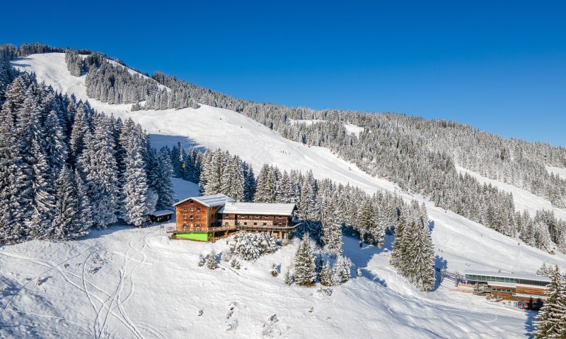 Das Hörnerhaus mitten im Skigebiet