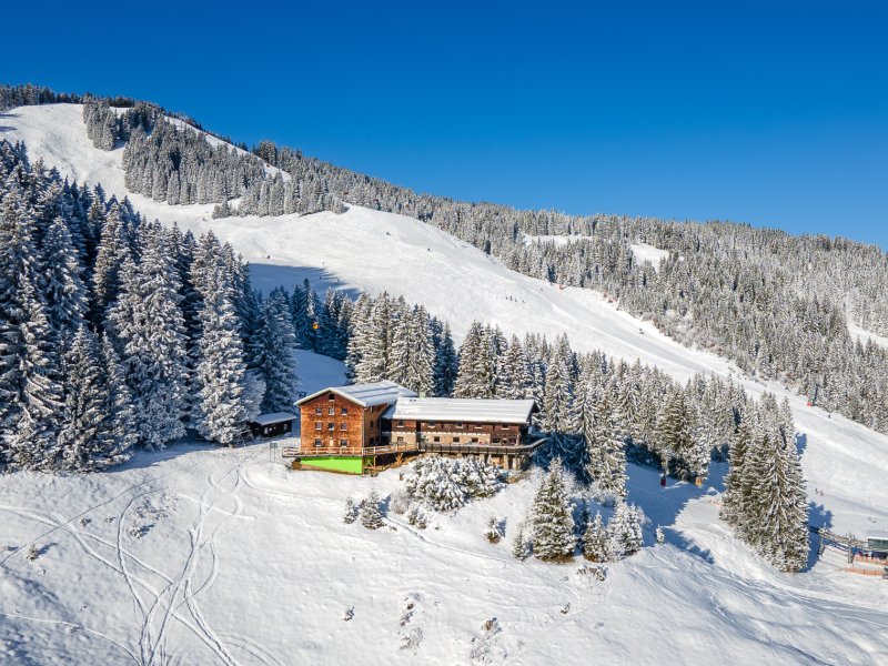 Das Hörnerhaus mitten im Skigebiet