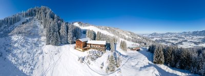 Der Berggasthof hat eine perfekte Lage an der Piste.