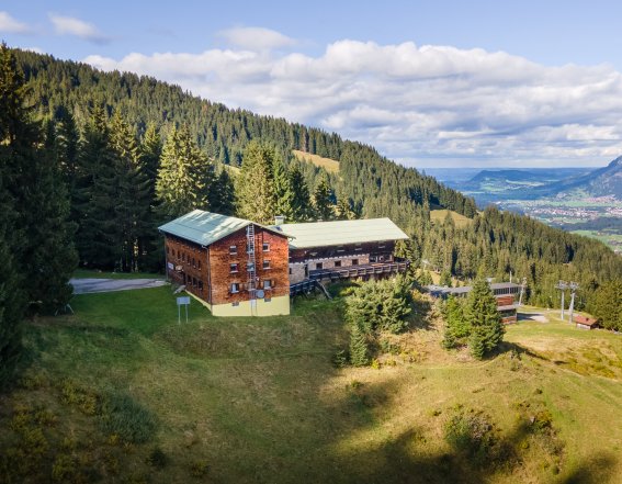 Die Hörnerhütte bietet Dir einen tollen Ausblick und liegt direkt in der Natur.
