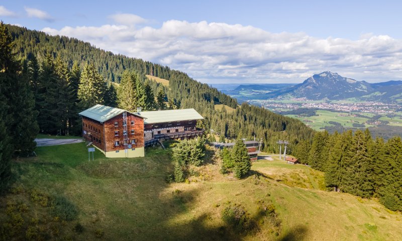Die Hörnerhütte bietet Dir einen tollen Ausblick und liegt direkt in der Natur.