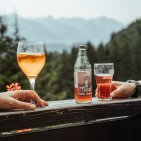Cocktails und kühle Drinks auf der Hörnerhaus Terrasse Gekühlte Drinks und Cocktails gibt es für Dich auf der Terrasse vom Hörnerhaus. Genau das richtige nach einer Wanderung.