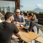 Urlaub mit Freunden im Allgäu auf der Sommerterrasse im Hörnerhaus