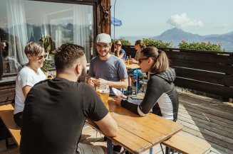 Urlaub mit Freunden im Allgäu auf der Sommerterrasse im Hörnerhaus