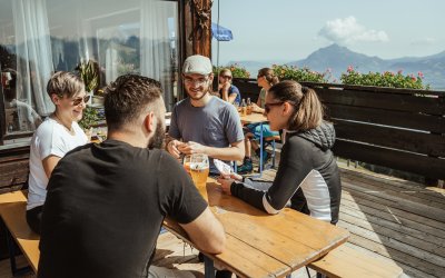 Urlaub mit Freunden im Allgäu auf der Sommerterrasse im Hörnerhaus