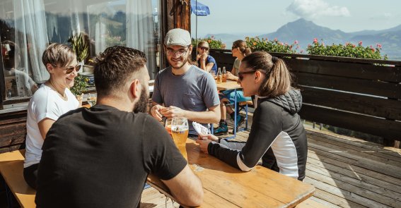 Urlaub mit Freunden im Allgäu auf der Sommerterrasse im Hörnerhaus