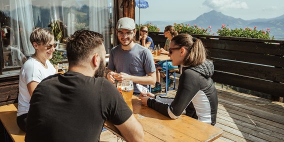 Urlaub mit Freunden im Allgäu auf der Sommerterrasse im Hörnerhaus