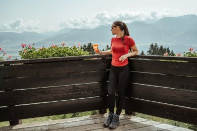 Den Alpenblick auf der Terrasse genießen