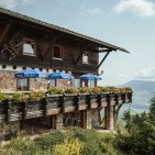 Nach einer Wanderung oder einem Tag in den Bergen wartet die Sonnenterrasse des Hörnerhauses auf Dich. Hier kannst Du an einem urigen Plätzchen verweilen und einkehren.