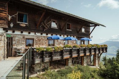Nach einer Wanderung oder einem Tag in den Bergen wartet die Sonnenterrasse des Hörnerhauses auf Dich. Hier kannst Du an einem urigen Plätzchen verweilen und einkehren.