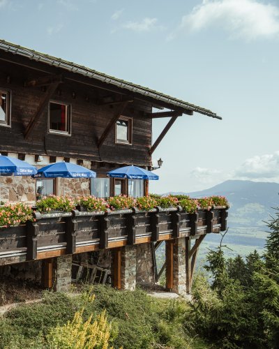 Nach einer Wanderung oder einem Tag in den Bergen wartet die Sonnenterrasse des Hörnerhauses auf Dich. Hier kannst Du an einem urigen Plätzchen verweilen und einkehren.