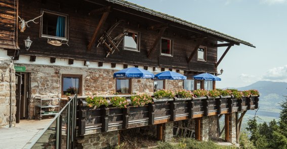 Nach einer Wanderung oder einem Tag in den Bergen wartet die Sonnenterrasse des Hörnerhauses auf Dich. Hier kannst Du an einem urigen Plätzchen verweilen und einkehren.