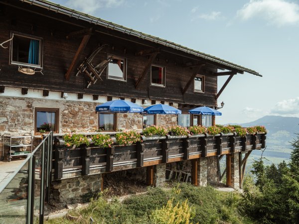 Einkehr auf der Sonnenterrasse des Hörnerhauses Nach einer Wanderung oder einem Tag in den Bergen wartet die Sonnenterrasse des Hörnerhauses auf Dich. Hier kannst Du an einem urigen Plätzchen verweilen und einkehren.