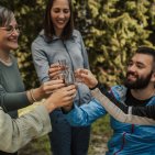 Auf einen tollen und ereignisreichem Urlaubstag im schönen Allgäu muss natürlich angestoßen werden. Dafür eignet sich ein Lagerfeuer gemeinsam mit Deinen Freunden perfekt.